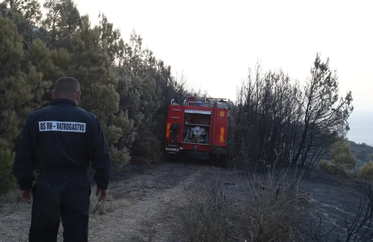 Vatrogasci probdjeli cijelu noć na požari&scaron;tu kod Lokve Rogoznice