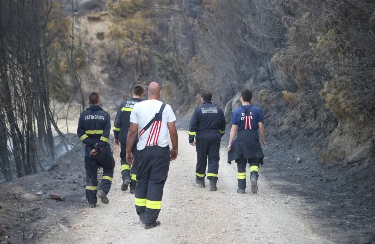 Vatrogasci probdjeli cijelu noć na požari&scaron;tu kod Lokve Rogoznice