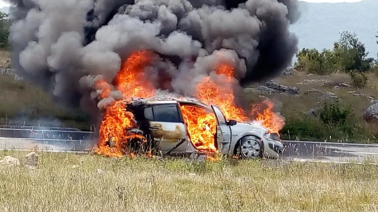 Osobni automobil Renault Megane zapalio se tijekom vožnje, te je u potpunosti izgorio. U tom požaru koji je izbio na području Gračaca nitko nije ozlijeđen.