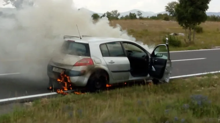 AUTOMOBIL PLANUO NA CESTI KOD GRAČACA: Pogledajte buktinju u kojoj, samo srećom, nitko nije stradao