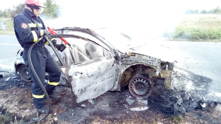 AUTOMOBIL PLANUO NA CESTI KOD GRAČACA: Pogledajte buktinju u kojoj, samo srećom, nitko nije stradao