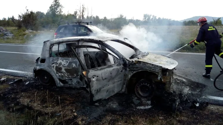 AUTOMOBIL PLANUO NA CESTI KOD GRAČACA: Pogledajte buktinju u kojoj, samo srećom, nitko nije stradao