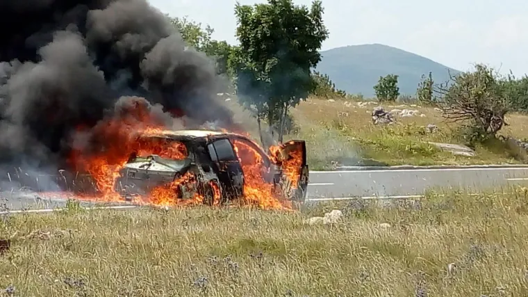 AUTOMOBIL PLANUO NA CESTI KOD GRAČACA: Pogledajte buktinju u kojoj, samo srećom, nitko nije stradao