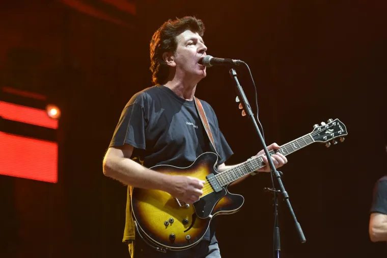 Bajaga i Instruktori u pulskoj su Areni održali emotivan koncert za tisuće fanova koji su odrastali uz njihove stihove.