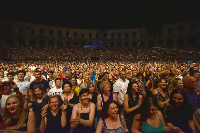 TISUĆE OBOŽAVATELJA U PULSKOJ ARENI: Bajaga izveo svoje najveće hitove i oduševio Puljane