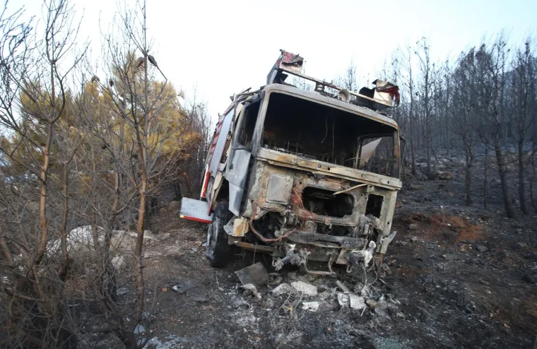 Jedan Canadair CL-415 i jedan Airtractor AT-802 iz sastava Protupožarnih namjenski organiziranih snaga Oružanih snaga RH (PP NOS OS RH) od jutra u nedjelju, 12. kolovoza 2018. nalaze se na požarištu Lokva Rogoznica kod Omiša u Splitsko-dalmatinskoj županiji gdje natapaju područje kako se vatra ne bi ponovno rasplamsala.
