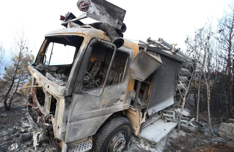 Tijekom jučerašnjeg dana na ovom požarištu bilo je angažirano sedam protupožarnih aviona (pet Canadaira CL-415 i dva Airtractora AT-802), a cijelu noć na terenu se nalazio i 51 pripadnik Hrvatske vojske  iz sastava PP NOS OS RH. Požar kod Omiša ujedno je i najveći ovogodišnji požar na kojem  je zabilježen  i najveći angažman protupožarnih zračnih snaga u dosadašnjem dijelu ovogodišnje protupožarne sezone.
