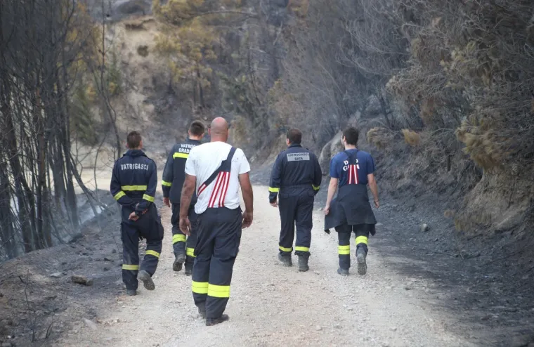 Zamjenik zapovjednika Protupožarne eskadrile i kapetan posade na Canadairu CL-415 bojnik Darko Kučej zadnji je sinoć od zračnih snaga napustio požarište. „Djelovali smo sve do zalaska sunca, a zadnjih sat i pol gašenja natapali smo i sanirali rubna područja kako bi olakšali posao zemaljskim snagama jer se radi o nepristupačnom terenu. Najvažnije je što smo uspjeli zajedno sa vatrogascima na terenu obraniti kuće jer se vatra u jednom trenutka približila na nekih 20-ak metara od prvih kuća“, iznio je bojnik Kučej.