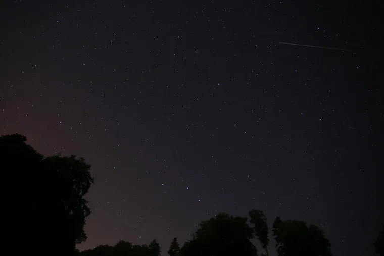 Perzeidi, poznati i kao Suze svetog Lovre su jedan od najljepsih i najaktivnijih pljuskova meteora tijekom godine. Na fotografijama pogled na zvjezdano nebo iznad Sljemena.