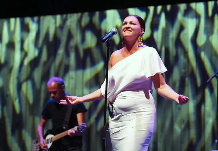 Nina Badrić održala je koncert na ljetnoj pozornici tvrđave sv. Mihovila u &Scaron;ibeniku, a tvrđava je bila popunjena do posljednjeg mjesta. Zagrebačka pjevačica izvela je svoje najpoznatije hitove, a za nastup je izabrala bijelu dugu haljinu na jedno rame, koja se pod svjetlima reflektora nije pokazala kao najbolji izbor.