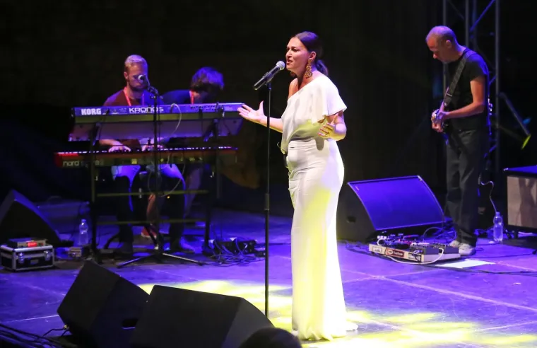 POD REFLEKTORIMA SU JOJ SE VIDJELE NESAVR&Scaron;ENOSTI: Nina Badrić u nezahvalnoj haljini pokazala i ono &scaron;to nije htjela