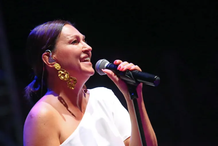 POD REFLEKTORIMA SU JOJ SE VIDJELE NESAVR&Scaron;ENOSTI: Nina Badrić u nezahvalnoj haljini pokazala i ono &scaron;to nije htjela