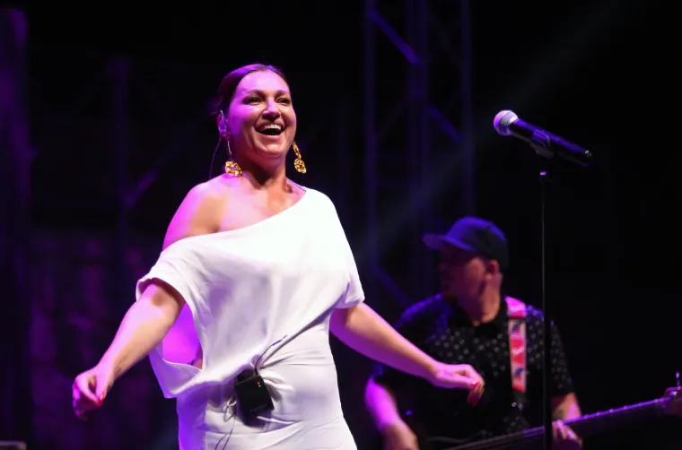 POD REFLEKTORIMA SU JOJ SE VIDJELE NESAVR&Scaron;ENOSTI: Nina Badrić u nezahvalnoj haljini pokazala i ono &scaron;to nije htjela