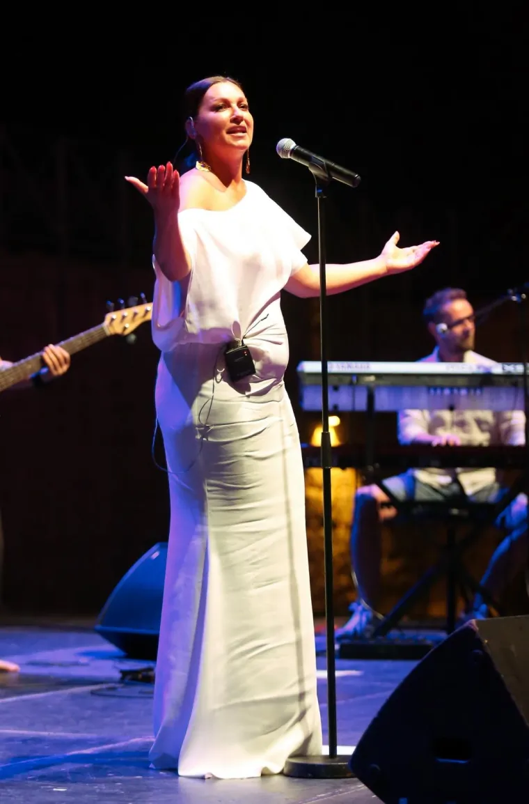 POD REFLEKTORIMA SU JOJ SE VIDJELE NESAVR&Scaron;ENOSTI: Nina Badrić u nezahvalnoj haljini pokazala i ono &scaron;to nije htjela