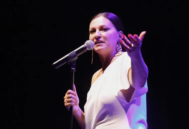 POD REFLEKTORIMA SU JOJ SE VIDJELE NESAVR&Scaron;ENOSTI: Nina Badrić u nezahvalnoj haljini pokazala i ono &scaron;to nije htjela