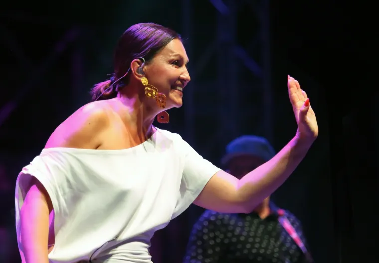 POD REFLEKTORIMA SU JOJ SE VIDJELE NESAVR&Scaron;ENOSTI: Nina Badrić u nezahvalnoj haljini pokazala i ono &scaron;to nije htjela