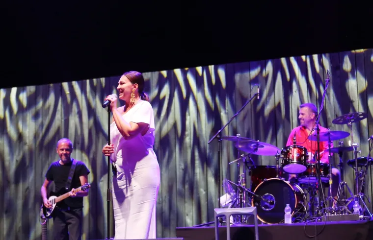 POD REFLEKTORIMA SU JOJ SE VIDJELE NESAVR&Scaron;ENOSTI: Nina Badrić u nezahvalnoj haljini pokazala i ono &scaron;to nije htjela