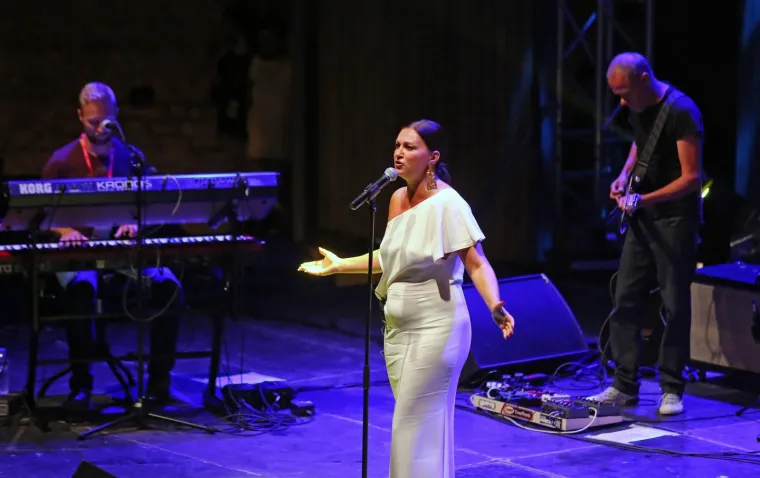 POD REFLEKTORIMA SU JOJ SE VIDJELE NESAVR&Scaron;ENOSTI: Nina Badrić u nezahvalnoj haljini pokazala i ono &scaron;to nije htjela