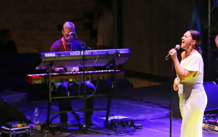 POD REFLEKTORIMA SU JOJ SE VIDJELE NESAVR&Scaron;ENOSTI: Nina Badrić u nezahvalnoj haljini pokazala i ono &scaron;to nije htjela