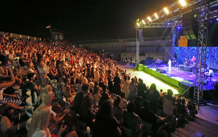 POD REFLEKTORIMA SU JOJ SE VIDJELE NESAVR&Scaron;ENOSTI: Nina Badrić u nezahvalnoj haljini pokazala i ono &scaron;to nije htjela