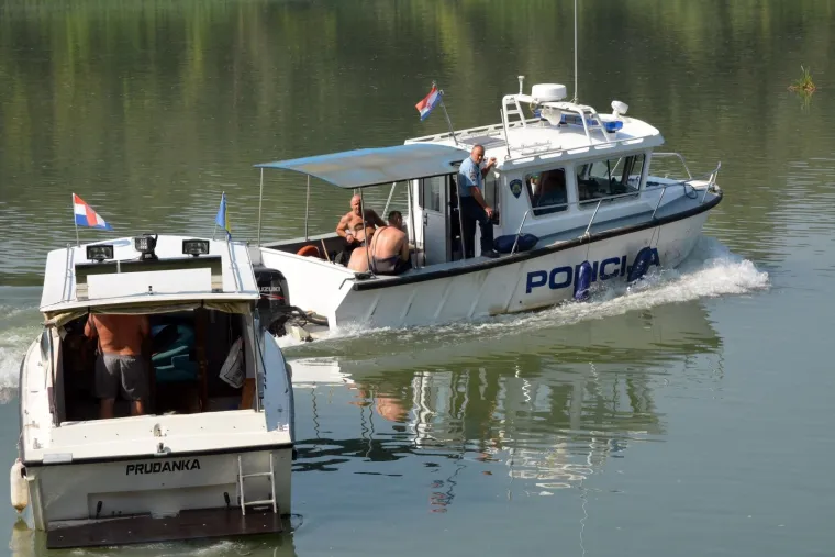 Na Savi nedaleko od stare separacije &scaron;ljunka kod Sikirevaca nestao je J.Č. (57) iz Gundinaca. S nekoliko prijatelja plovio je čamcem u blizini u&scaron;ća rijeke Bosne u Savu, gdje se čamac prevrnuo i od tada mu se gubi svaki trag. Ostali su isplivali na obalu i tako se spasili od utapanja.