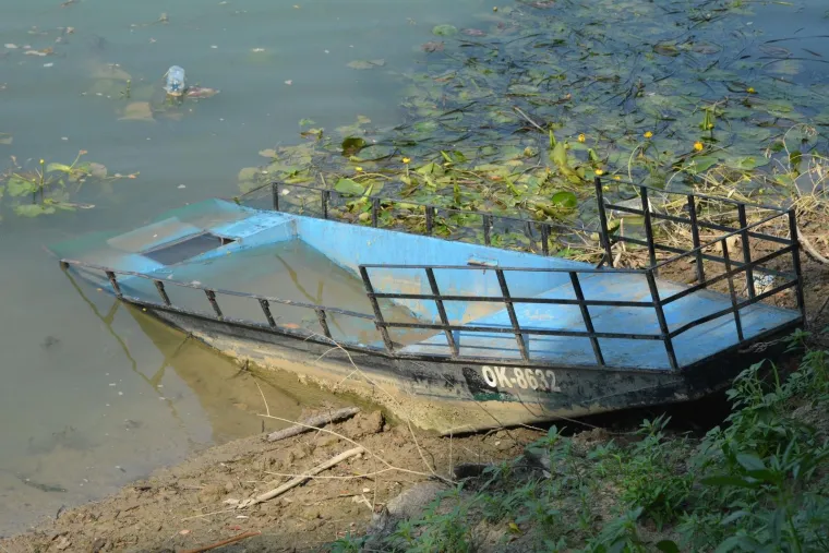 Na Savi nedaleko od stare separacije &scaron;ljunka kod Sikirevaca nestao je J.Č. (57) iz Gundinaca. S nekoliko prijatelja plovio je čamcem u blizini u&scaron;ća rijeke Bosne u Savu, gdje se čamac prevrnuo i od tada mu se gubi svaki trag. Ostali su isplivali na obalu i tako se spasili od utapanja.
