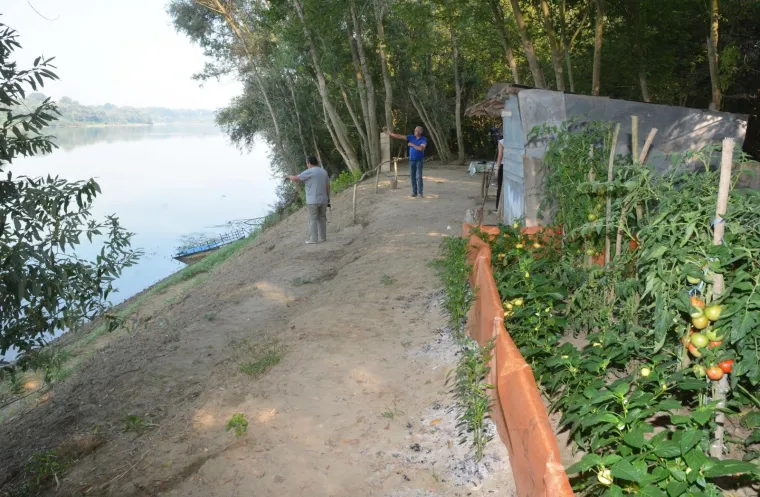 Na Savi nedaleko od stare separacije &scaron;ljunka kod Sikirevaca nestao je J.Č. (57) iz Gundinaca. S nekoliko prijatelja plovio je čamcem u blizini u&scaron;ća rijeke Bosne u Savu, gdje se čamac prevrnuo i od tada mu se gubi svaki trag. Ostali su isplivali na obalu i tako se spasili od utapanja.