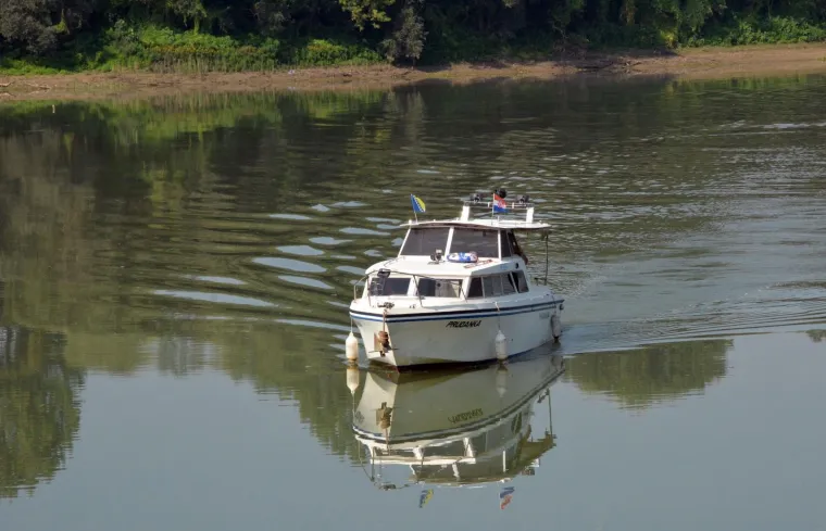Na Savi nedaleko od stare separacije &scaron;ljunka kod Sikirevaca nestao je J.Č. (57) iz Gundinaca. S nekoliko prijatelja plovio je čamcem u blizini u&scaron;ća rijeke Bosne u Savu, gdje se čamac prevrnuo i od tada mu se gubi svaki trag. Ostali su isplivali na obalu i tako se spasili od utapanja.