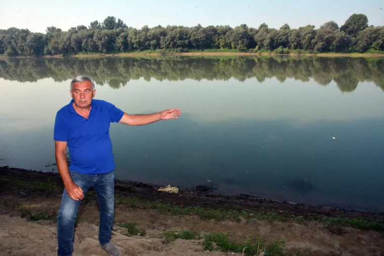 Na Savi nedaleko od stare separacije &scaron;ljunka kod Sikirevaca nestao je J.Č. (57) iz Gundinaca. S nekoliko prijatelja plovio je čamcem u blizini u&scaron;ća rijeke Bosne u Savu, gdje se čamac prevrnuo i od tada mu se gubi svaki trag. Ostali su isplivali na obalu i tako se spasili od utapanja.