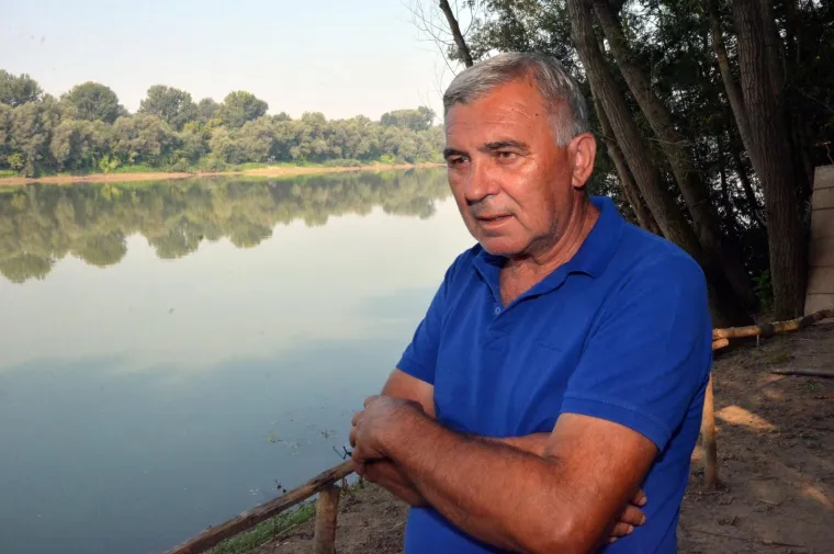 Na Savi nedaleko od stare separacije &scaron;ljunka kod Sikirevaca nestao je J.Č. (57) iz Gundinaca. S nekoliko prijatelja plovio je čamcem u blizini u&scaron;ća rijeke Bosne u Savu, gdje se čamac prevrnuo i od tada mu se gubi svaki trag. Ostali su isplivali na obalu i tako se spasili od utapanja.