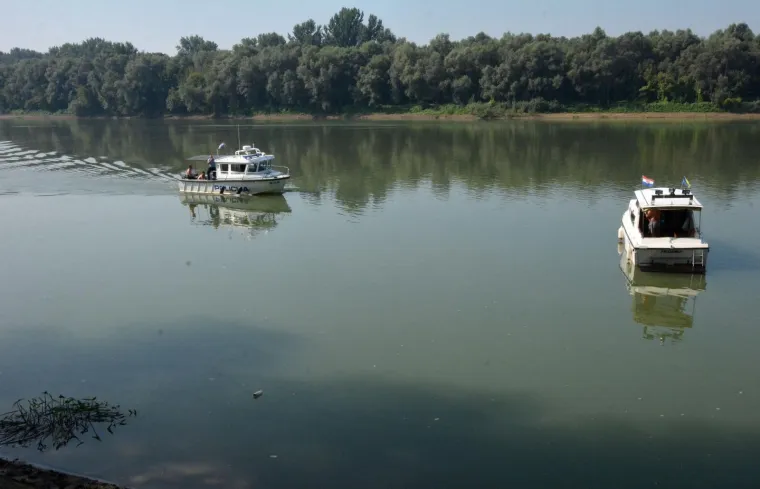 Na Savi nedaleko od stare separacije &scaron;ljunka kod Sikirevaca nestao je J.Č. (57) iz Gundinaca. S nekoliko prijatelja plovio je čamcem u blizini u&scaron;ća rijeke Bosne u Savu, gdje se čamac prevrnuo i od tada mu se gubi svaki trag. Ostali su isplivali na obalu i tako se spasili od utapanja.