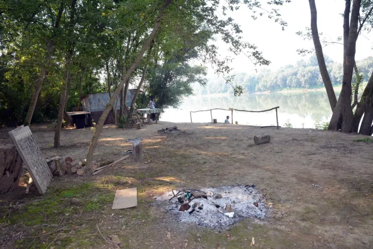 Na Savi nedaleko od stare separacije &scaron;ljunka kod Sikirevaca nestao je J.Č. (57) iz Gundinaca. S nekoliko prijatelja plovio je čamcem u blizini u&scaron;ća rijeke Bosne u Savu, gdje se čamac prevrnuo i od tada mu se gubi svaki trag. Ostali su isplivali na obalu i tako se spasili od utapanja.