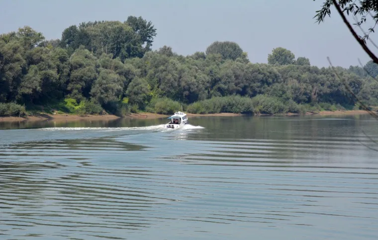 Na Savi nedaleko od stare separacije &scaron;ljunka kod Sikirevaca nestao je J.Č. (57) iz Gundinaca. S nekoliko prijatelja plovio je čamcem u blizini u&scaron;ća rijeke Bosne u Savu, gdje se čamac prevrnuo i od tada mu se gubi svaki trag. Ostali su isplivali na obalu i tako se spasili od utapanja.