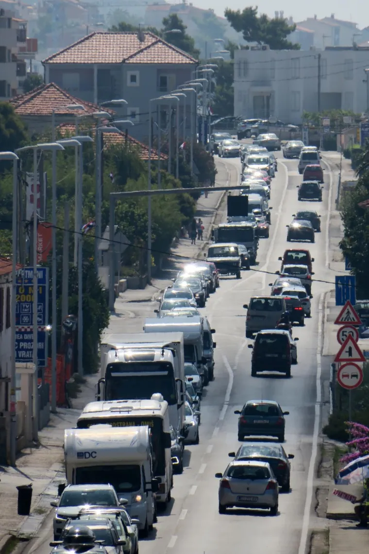 Kolona kod Lučkog 3 km: Zakrčena magistrala C8 i prilaz Splitu