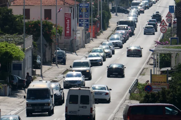 Kolona kod Lučkog 3 km: Zakrčena magistrala C8 i prilaz Splitu