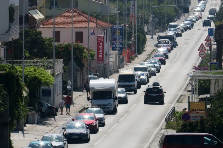 Kolona kod Lučkog 3 km: Zakrčena magistrala C8 i prilaz Splitu