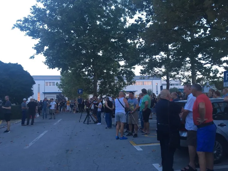 'Koliko ko&scaron;ta jedan život?' Pred poglavarstvom u Zapre&scaron;iću okupilo se oko 200-tinjak ljudi