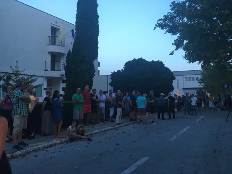 'Koliko ko&scaron;ta jedan život?' Pred poglavarstvom u Zapre&scaron;iću okupilo se oko 200-tinjak ljudi