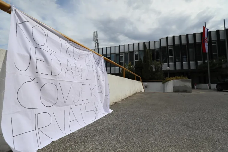 Aktivisti Slobodne Hrvatske su jajima gađali zgradu Ministarstva zdravstva zbog, kako kažu, politike koju provode ministar Kujundžić i HDZ. Snimku su objavili na Facebooku, a poslali su i priopćenje u kojem traže ostavku ministra.