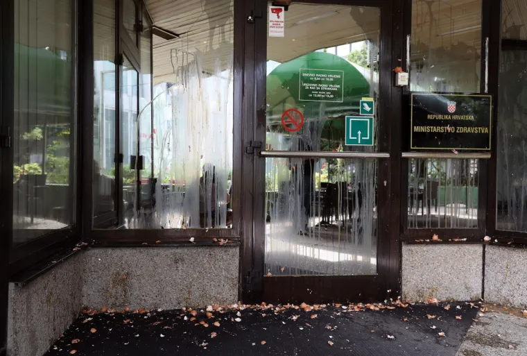 Aktivisti Slobodne Hrvatske su jajima gađali zgradu Ministarstva zdravstva zbog, kako kažu, politike koju provode ministar Kujundžić i HDZ. Snimku su objavili na Facebooku, a poslali su i priopćenje u kojem traže ostavku ministra.