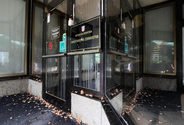 Aktivisti Slobodne Hrvatske su jajima gađali zgradu Ministarstva zdravstva zbog, kako kažu, politike koju provode ministar Kujundžić i HDZ. Snimku su objavili na Facebooku, a poslali su i priopćenje u kojem traže ostavku ministra.