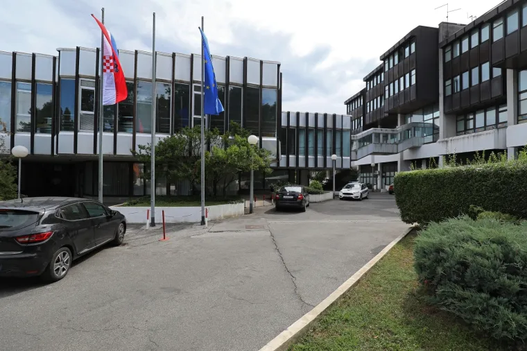 Aktivisti Slobodne Hrvatske su jajima gađali zgradu Ministarstva zdravstva zbog, kako kažu, politike koju provode ministar Kujundžić i HDZ. Snimku su objavili na Facebooku, a poslali su i priopćenje u kojem traže ostavku ministra.