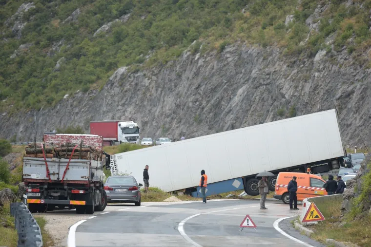 Kod Gračaca kamion sletio s ceste i ostao visjeti nad ponorom