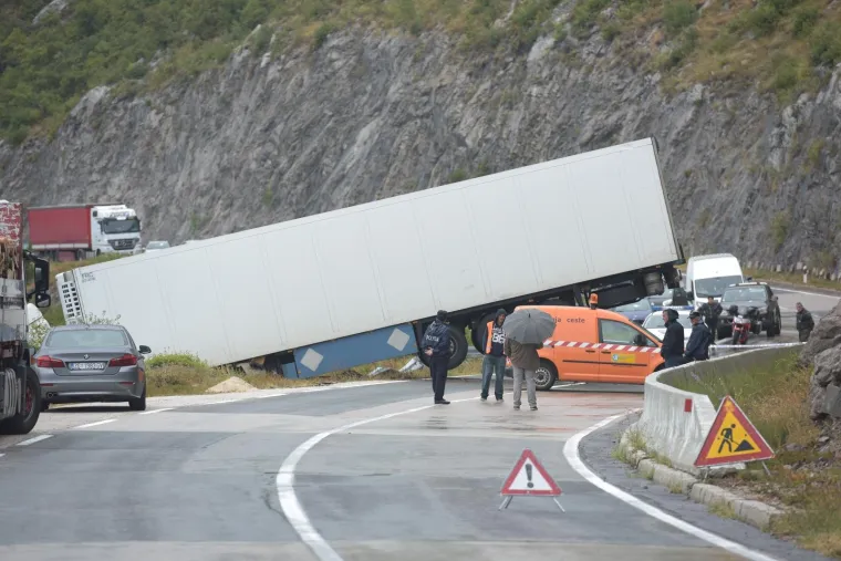 Kod Gračaca kamion sletio s ceste i ostao visjeti nad ponorom