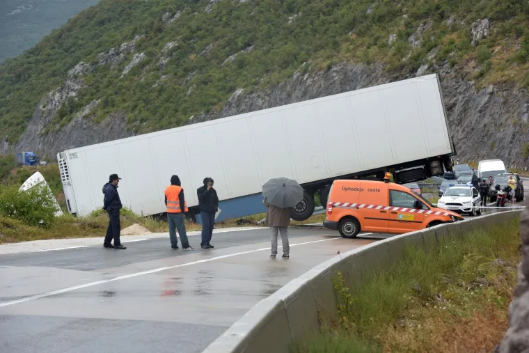 Kod Gračaca kamion sletio s ceste i ostao visjeti nad ponorom