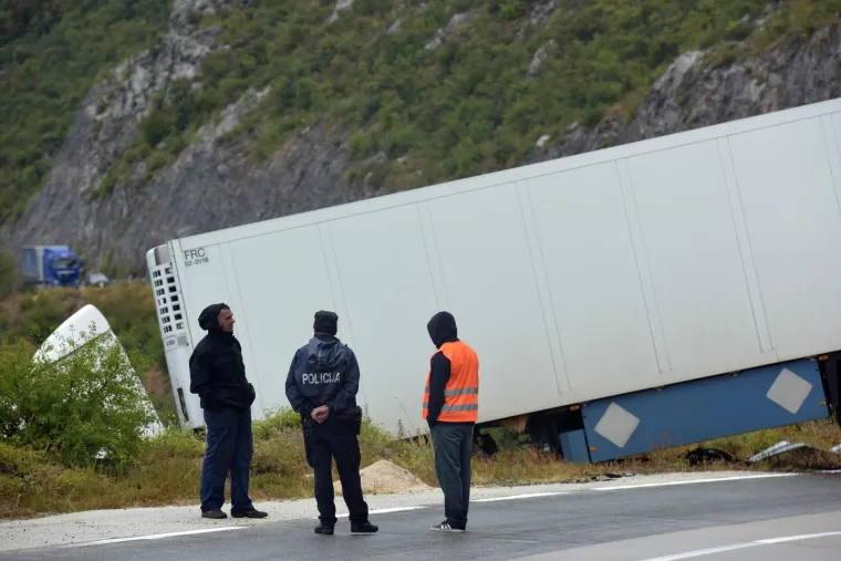 Kod Gračaca kamion sletio s ceste i ostao visjeti nad ponorom