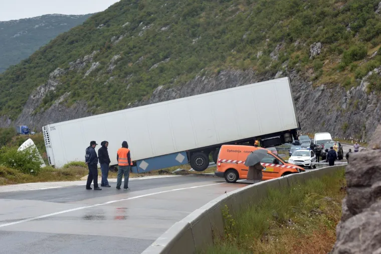 Kod Gračaca kamion sletio s ceste i ostao visjeti nad ponorom