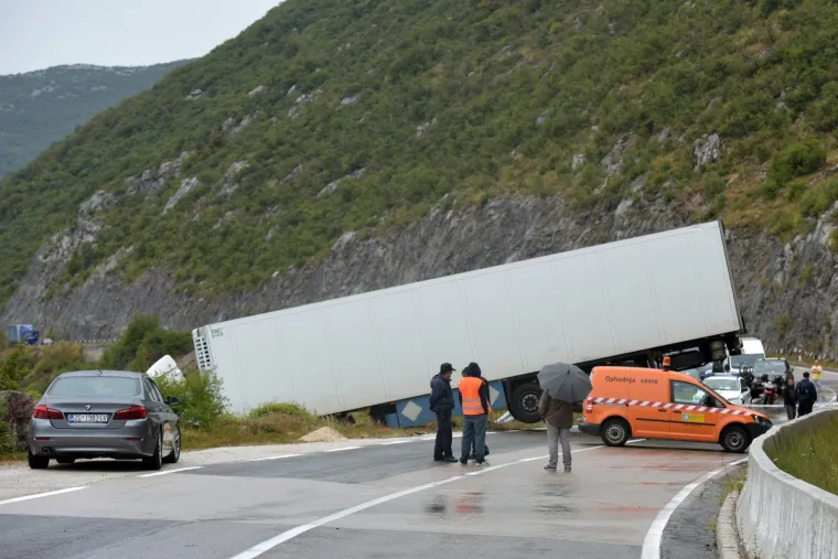 Kod Gračaca kamion sletio s ceste i ostao visjeti nad ponorom
