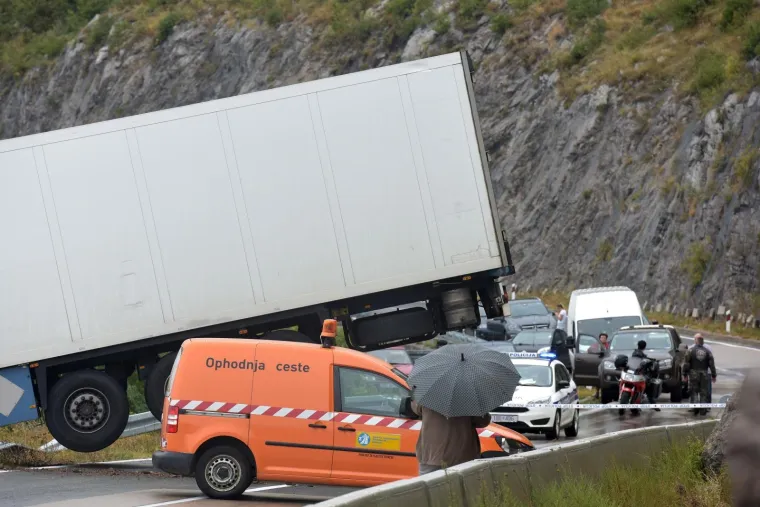 Kod Gračaca kamion sletio s ceste i ostao visjeti nad ponorom