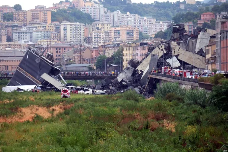U Genovi se uslijed silovite oluje srušio most na autocesti A10 kod Genove, poznatiji kao most Morandi. Službeno se zna da je najmanje 22 ljudi poginulo, no strahuje se da ima na desetke žrtava. Bolnica prima samo hitne slučajeve, sale su ispražnjene i čekaju žrtve. Traje akcija spašavanja ljudi nestalih u ruševinama